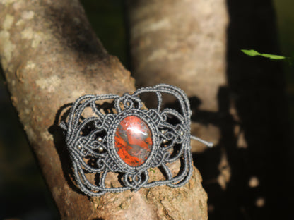 Graues mit Macramee Armband eingefasstem Jaspis