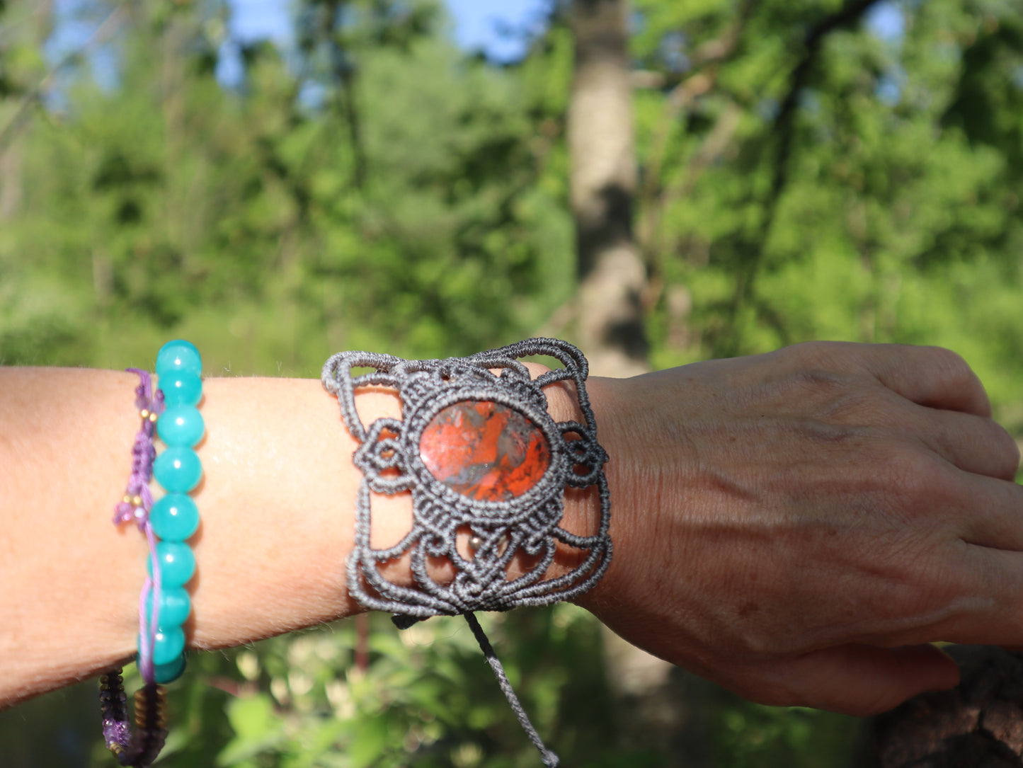 Graues mit Macramee Armband eingefasstem Jaspis