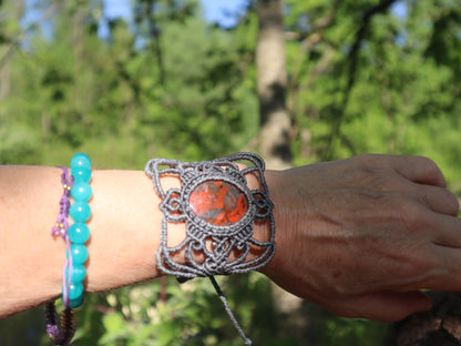 Graues mit Macramee Armband eingefasstem Jaspis