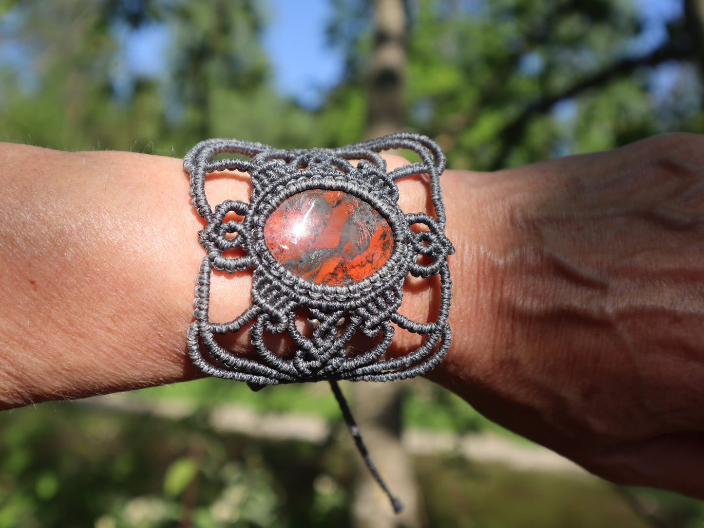Graues mit Macramee Armband eingefasstem Jaspis