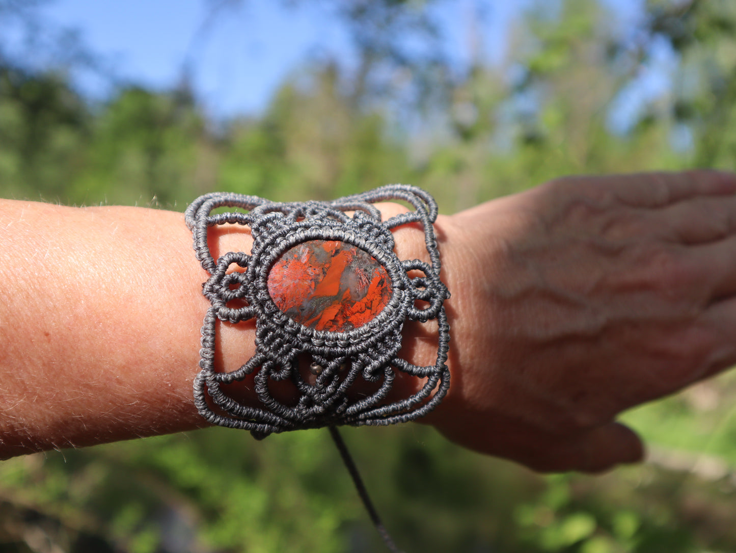 Graues mit Macramee Armband eingefasstem Jaspis