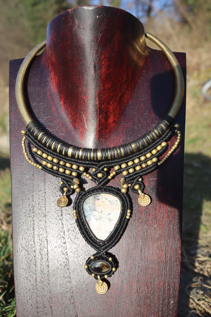 Wunderschöner Messing Halsreifen mit Dendridenopal und Onyx