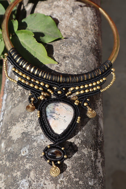 Wunderschöner Messing Halsreifen mit Dendridenopal und Onyx