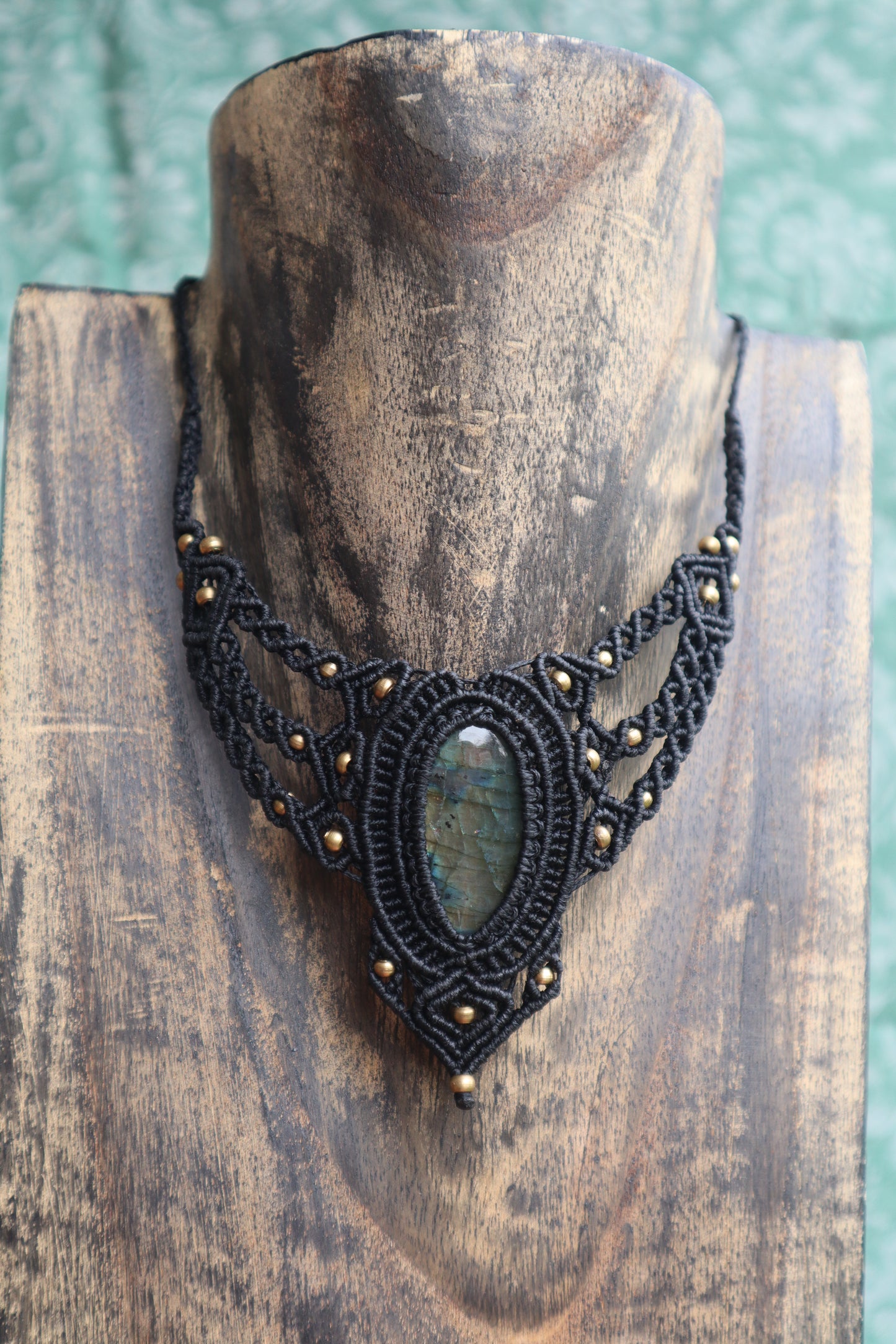 Schwarze Makramee Kette mit Labradorit