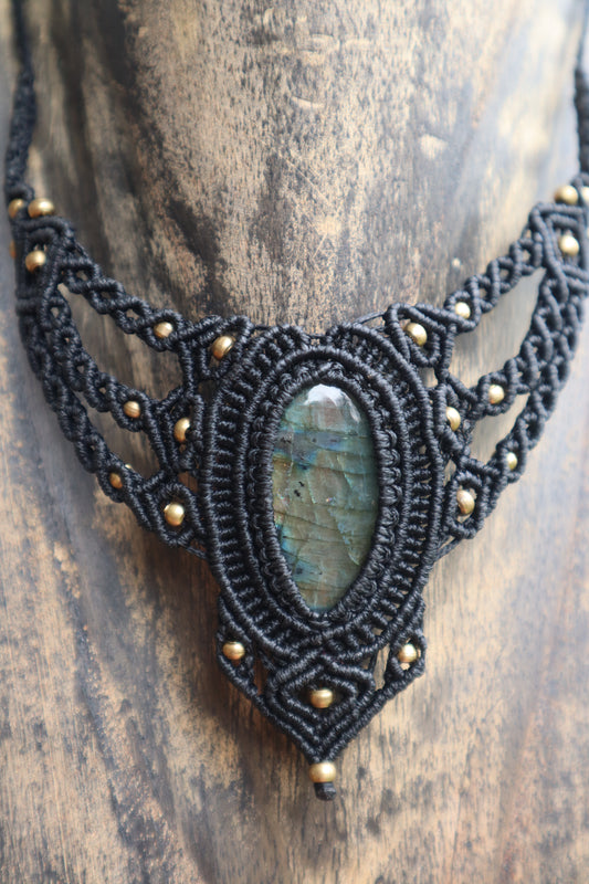 Schwarze Makramee Kette mit Labradorit