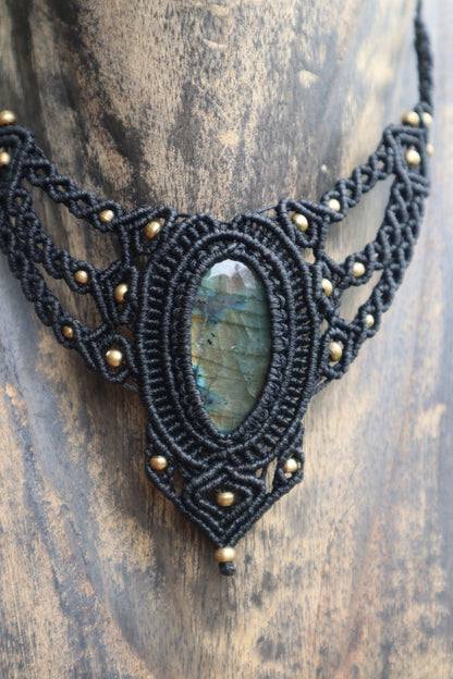 Schwarze Makramee Kette mit Labradorit