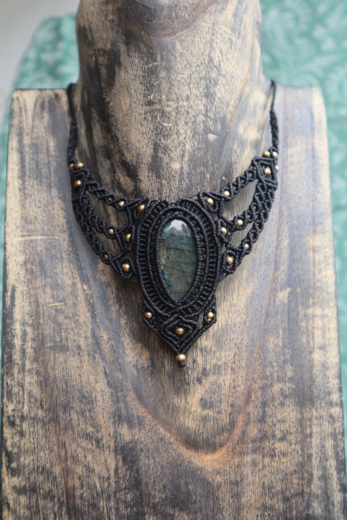 Schwarze Makramee Kette mit Labradorit