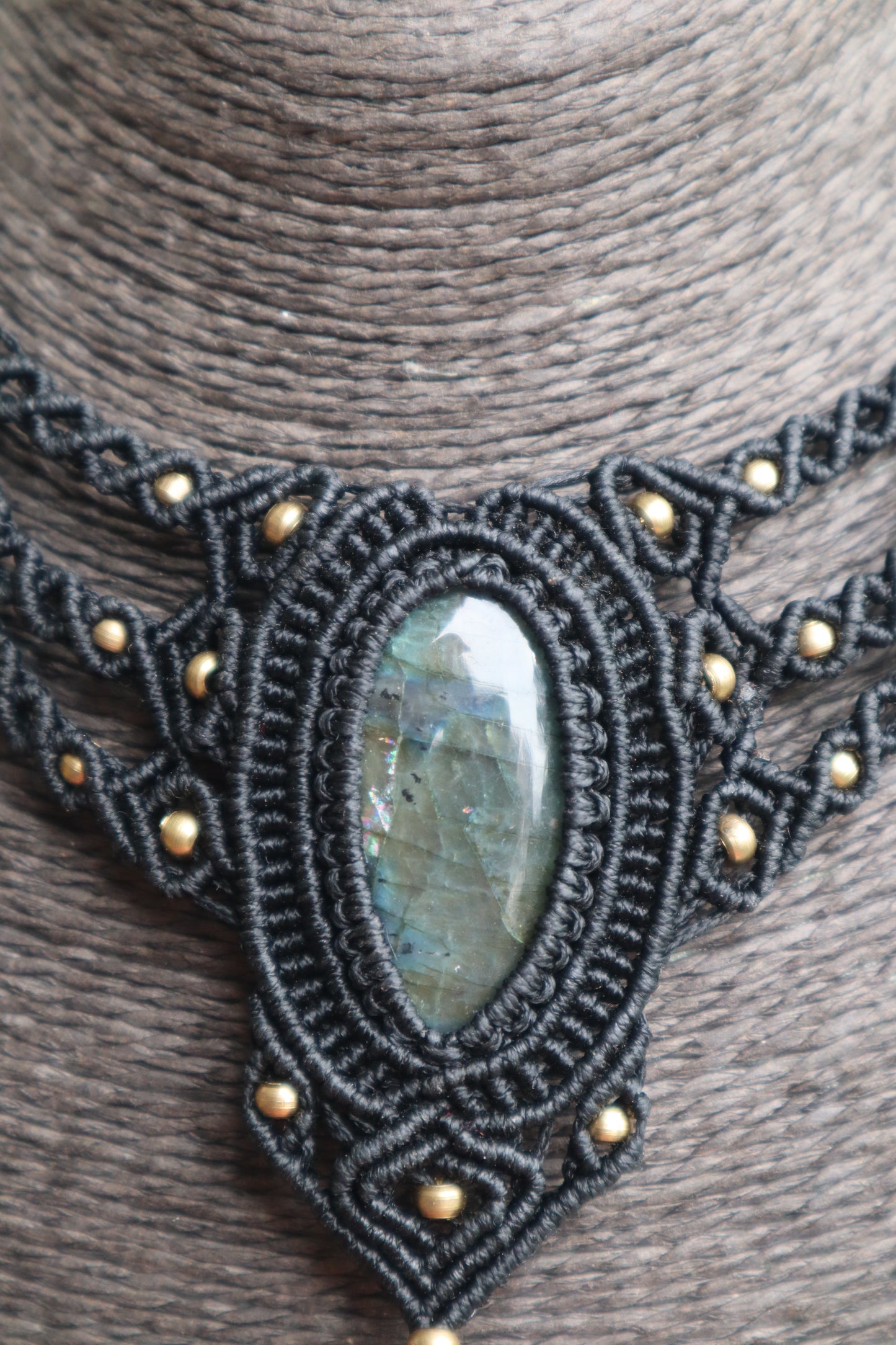 Schwarze Makramee Kette mit Labradorit