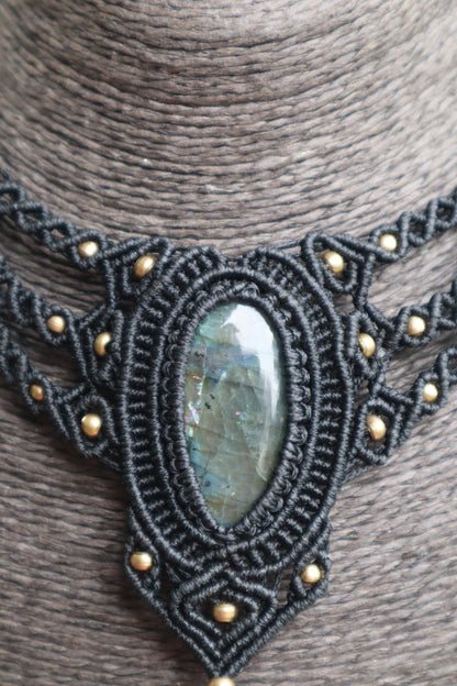 Schwarze Makramee Kette mit Labradorit