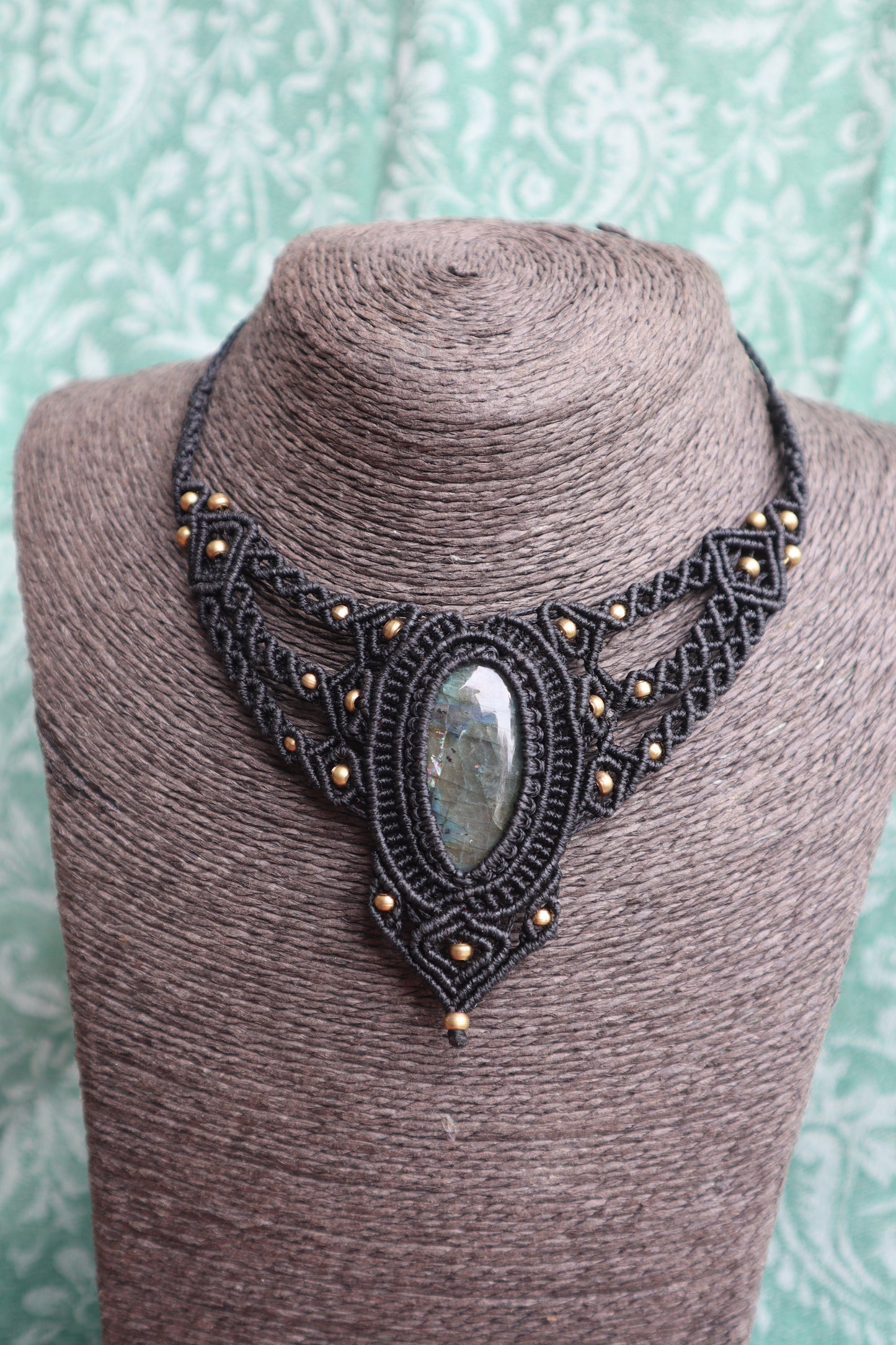 Schwarze Makramee Kette mit Labradorit