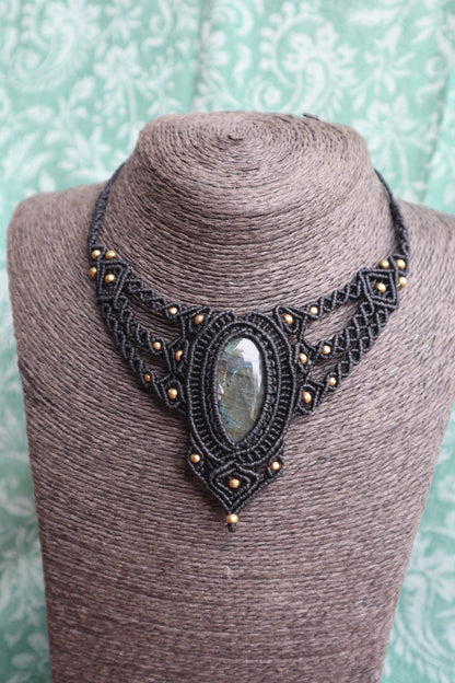 Schwarze Makramee Kette mit Labradorit