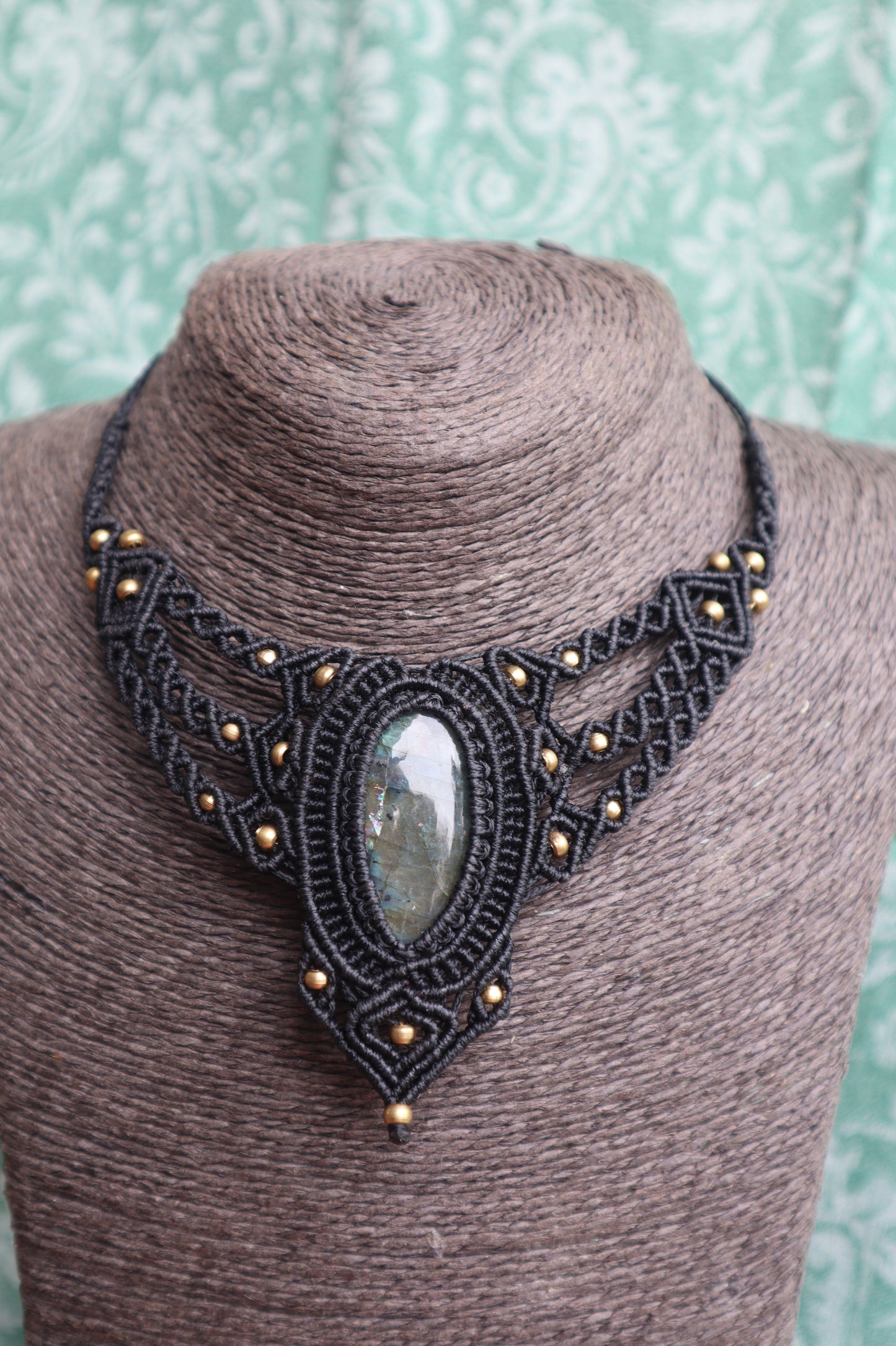 Schwarze Makramee Kette mit Labradorit