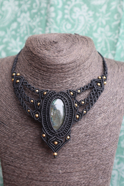 Schwarze Makramee Kette mit Labradorit
