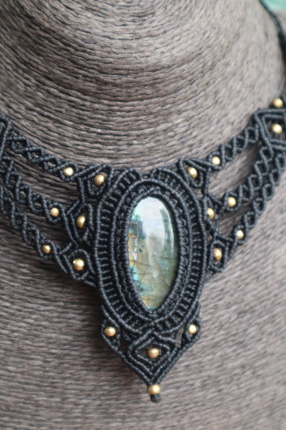 Schwarze Makramee Kette mit Labradorit