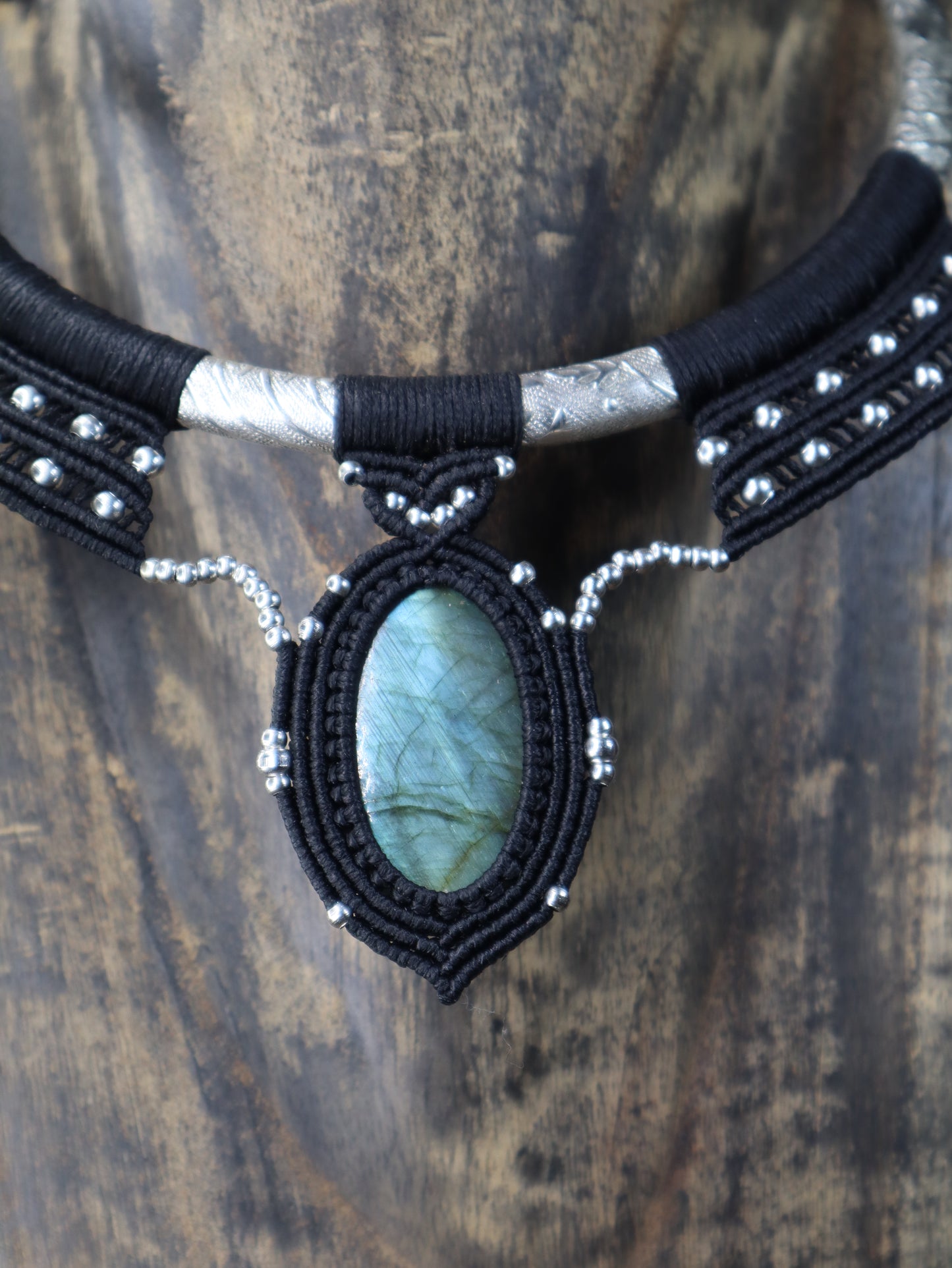 Silberplatinierter Halsreifen mit Labradorit