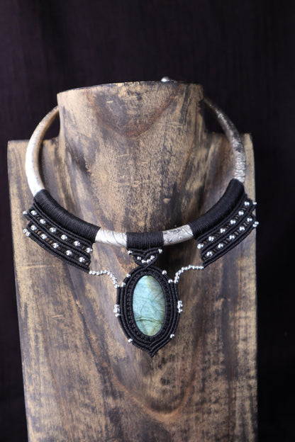 Silberplatinierter Halsreifen mit Labradorit