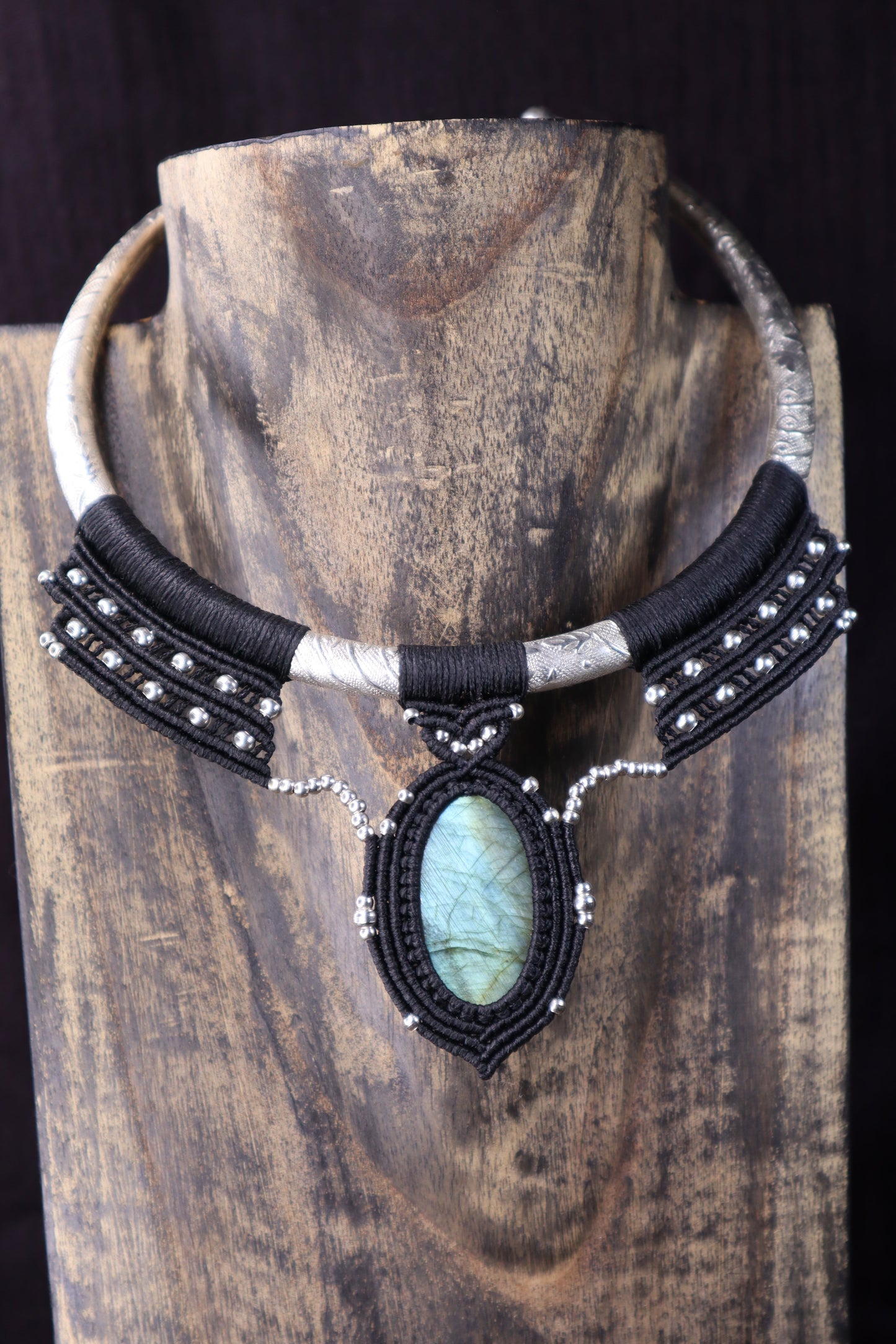 Silberplatinierter Halsreifen mit Labradorit