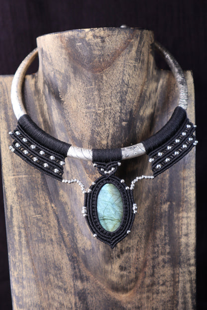 Silberplatinierter Halsreifen mit Labradorit