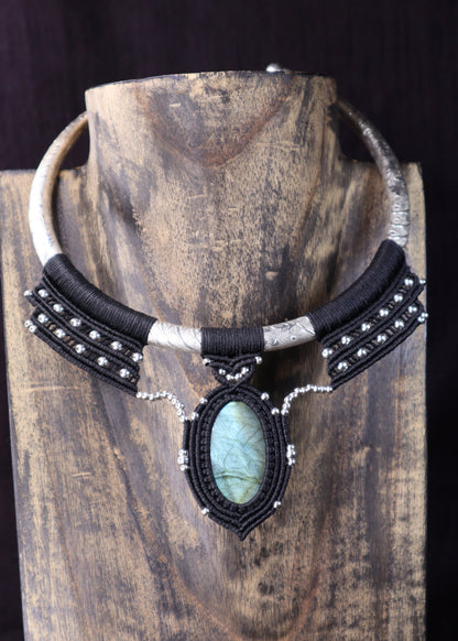 Silberplatinierter Halsreifen mit Labradorit