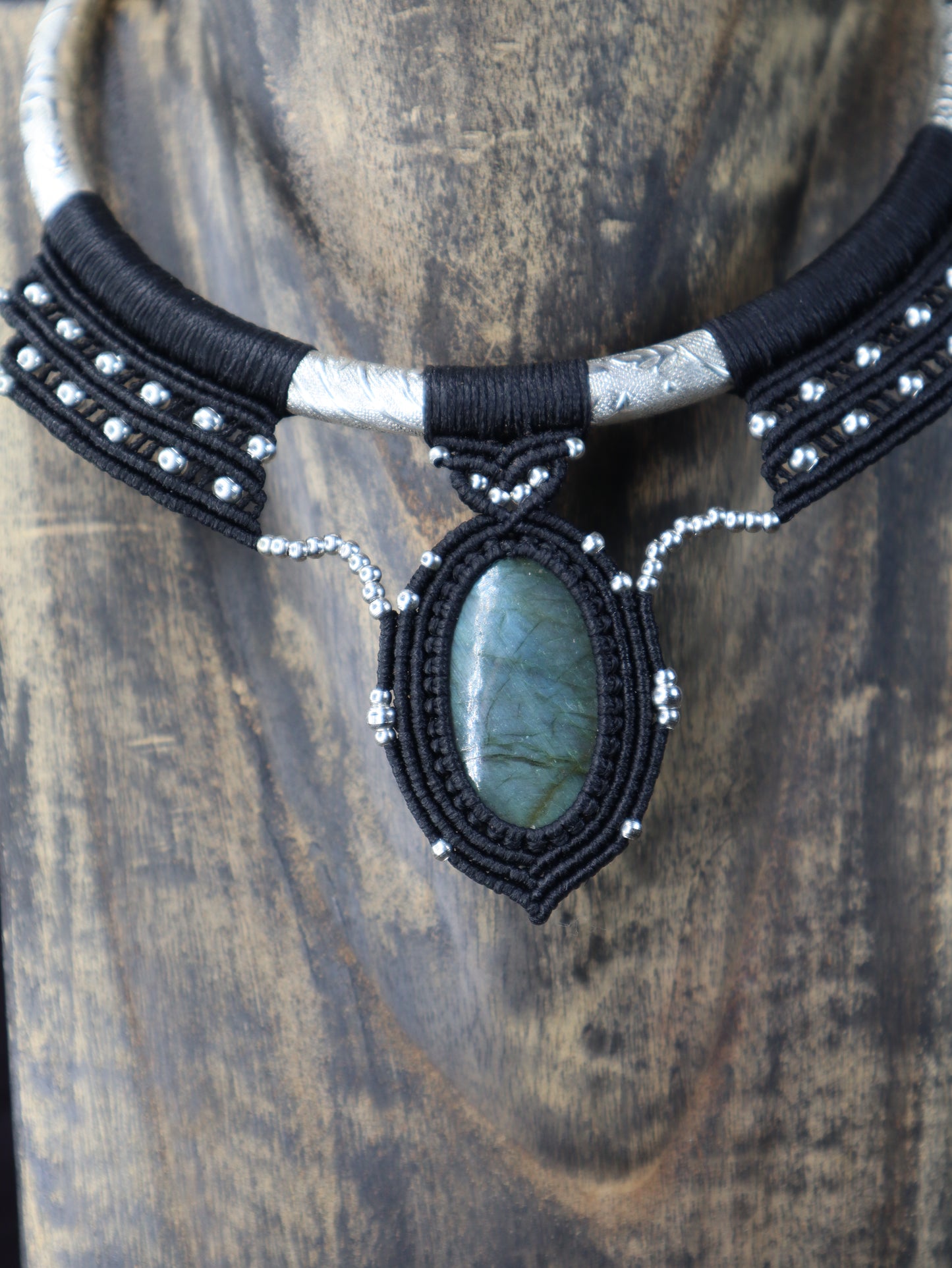 Silberplatinierter Halsreifen mit Labradorit