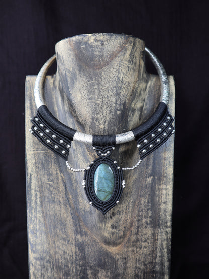 Silberplatinierter Halsreifen mit Labradorit