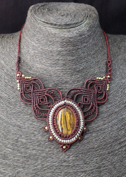 Bordeauxfarbenes Makramee Collier mit Eisentigerauge