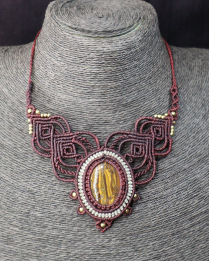 Bordeauxfarbenes Makramee Collier mit Eisentigerauge