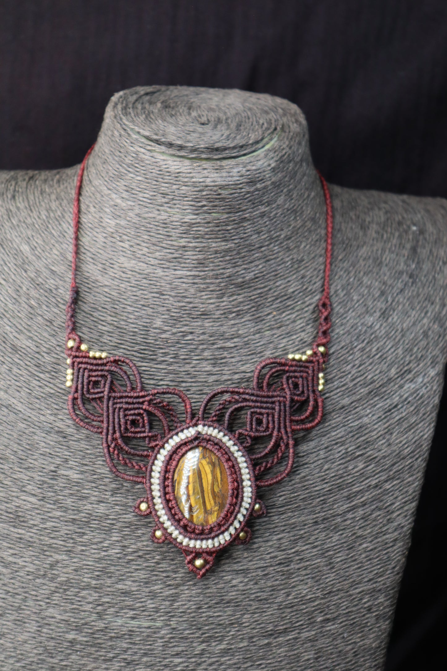 Bordeauxfarbenes Makramee Collier mit Eisentigerauge