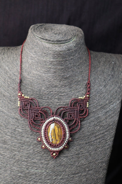 Bordeauxfarbenes Makramee Collier mit Eisentigerauge
