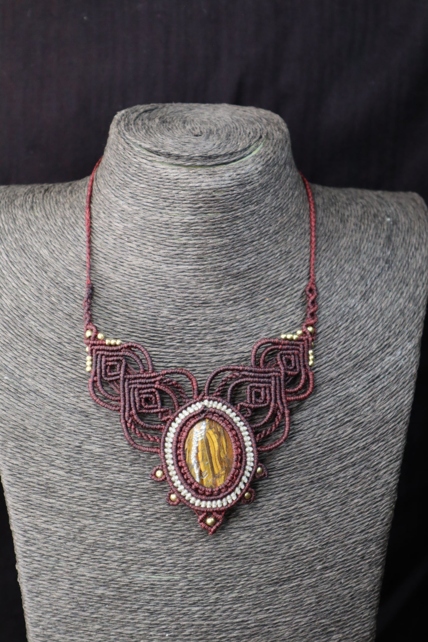 Bordeauxfarbenes Makramee Collier mit Eisentigerauge