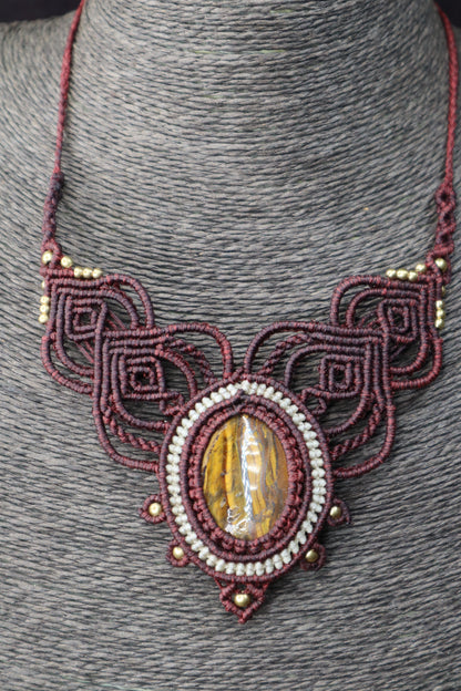 Bordeauxfarbenes Makramee Collier mit Eisentigerauge