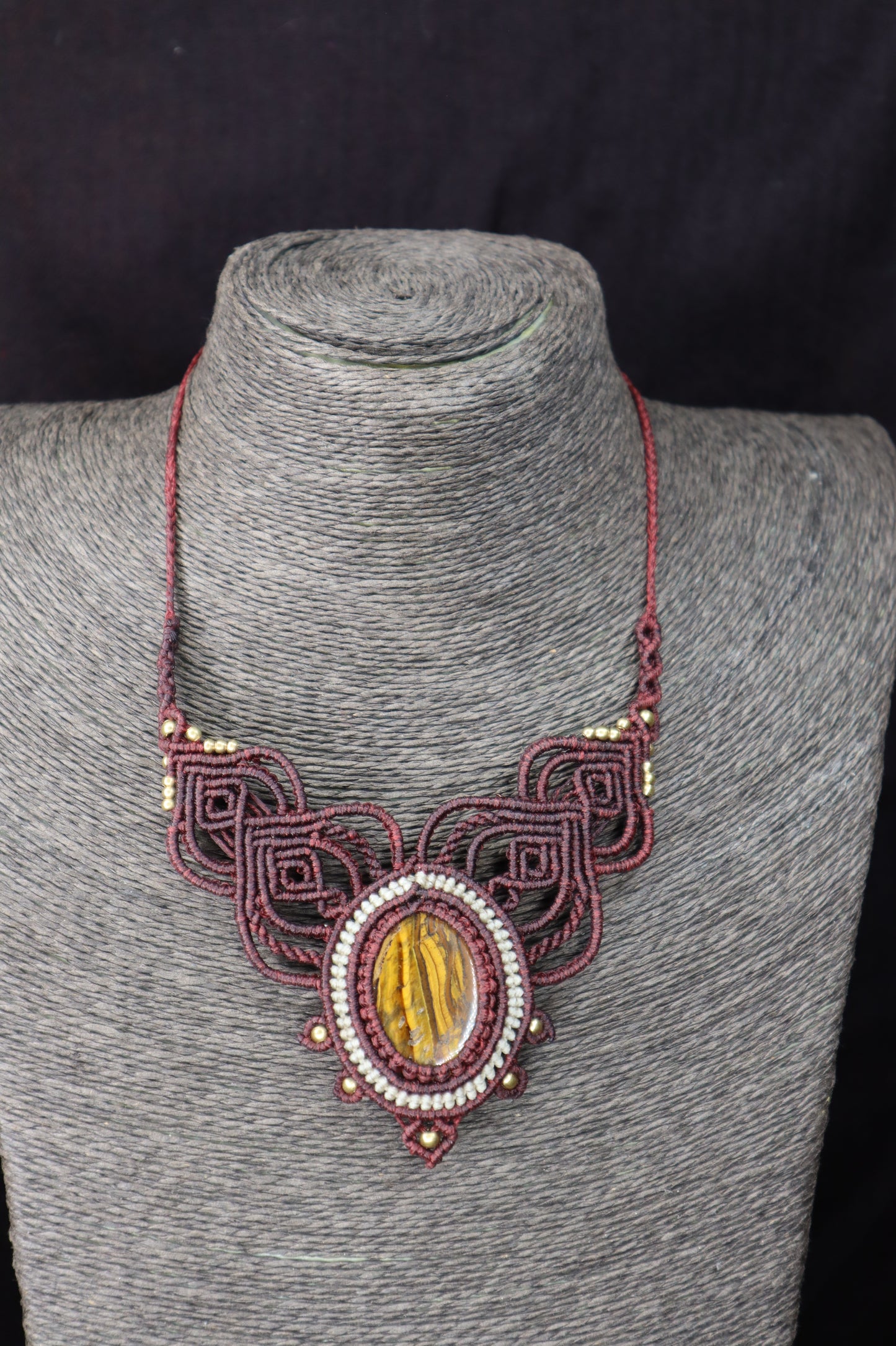 Bordeauxfarbenes Makramee Collier mit Eisentigerauge