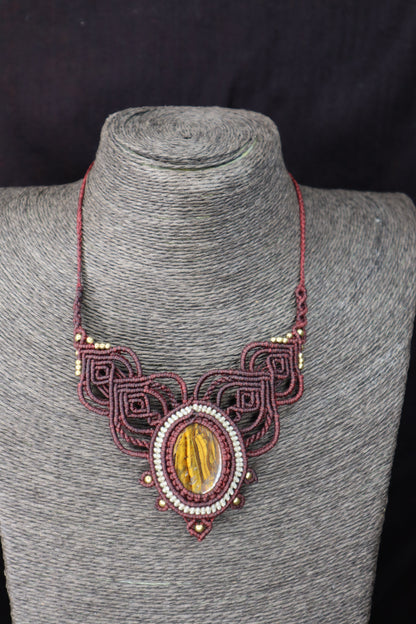Bordeauxfarbenes Makramee Collier mit Eisentigerauge