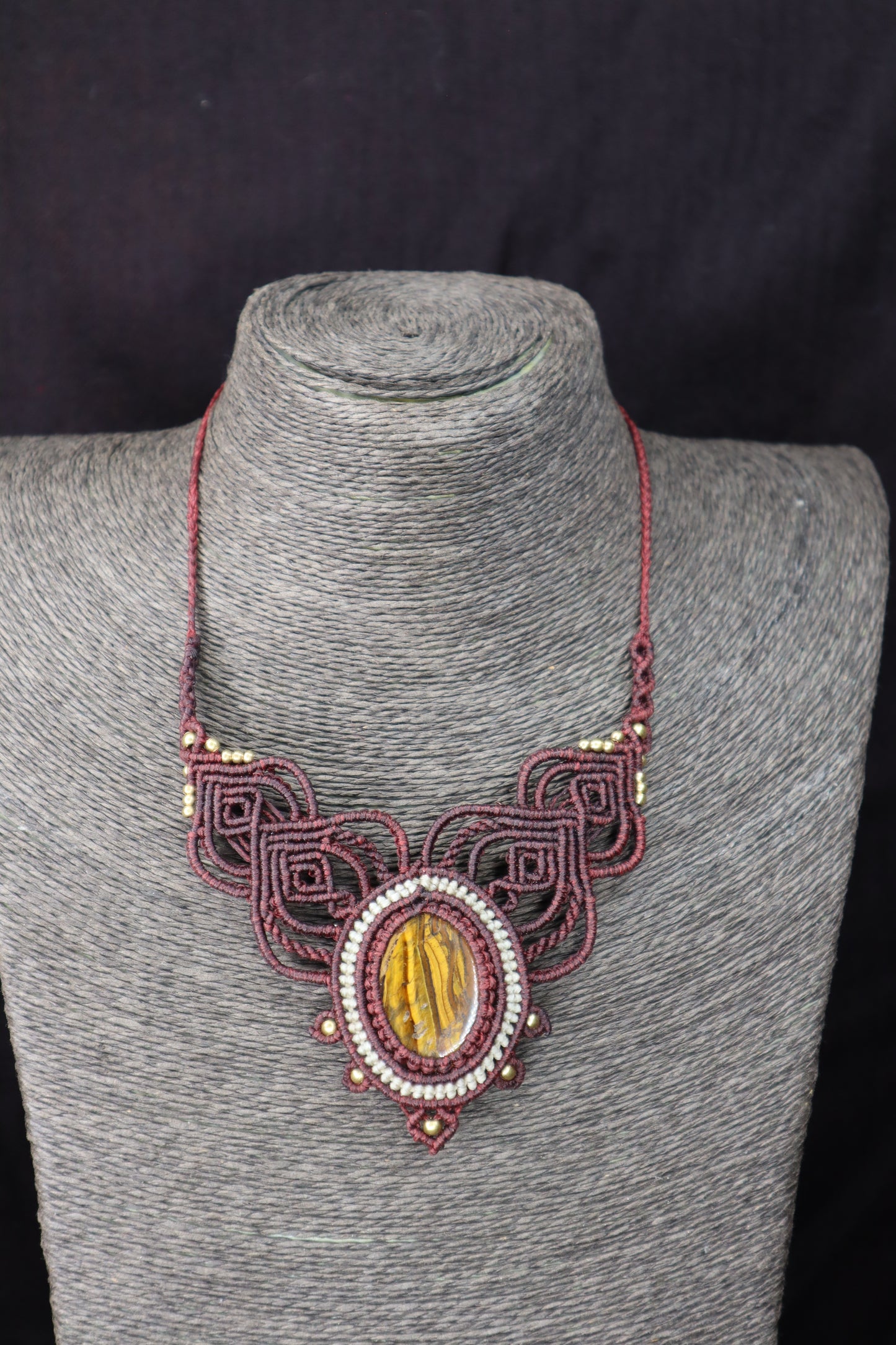 Bordeauxfarbenes Makramee Collier mit Eisentigerauge