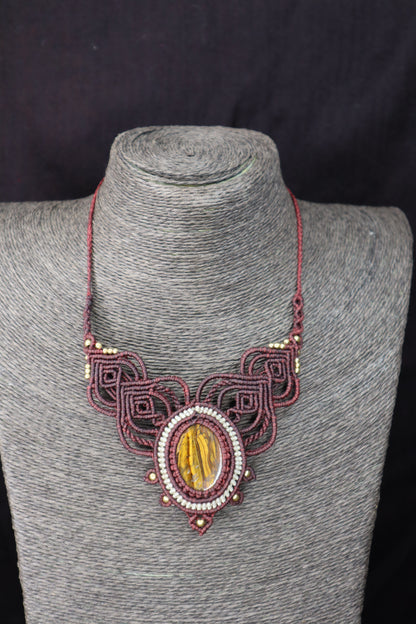 Bordeauxfarbenes Makramee Collier mit Eisentigerauge