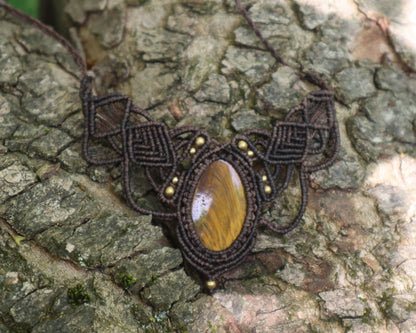 Braunes Makramee Collier mit Tigerauge