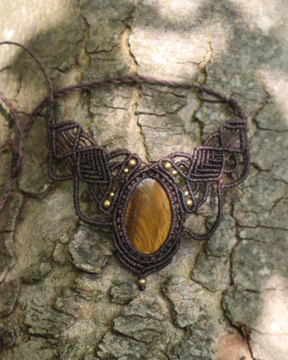 Braunes Makramee Collier mit Tigerauge