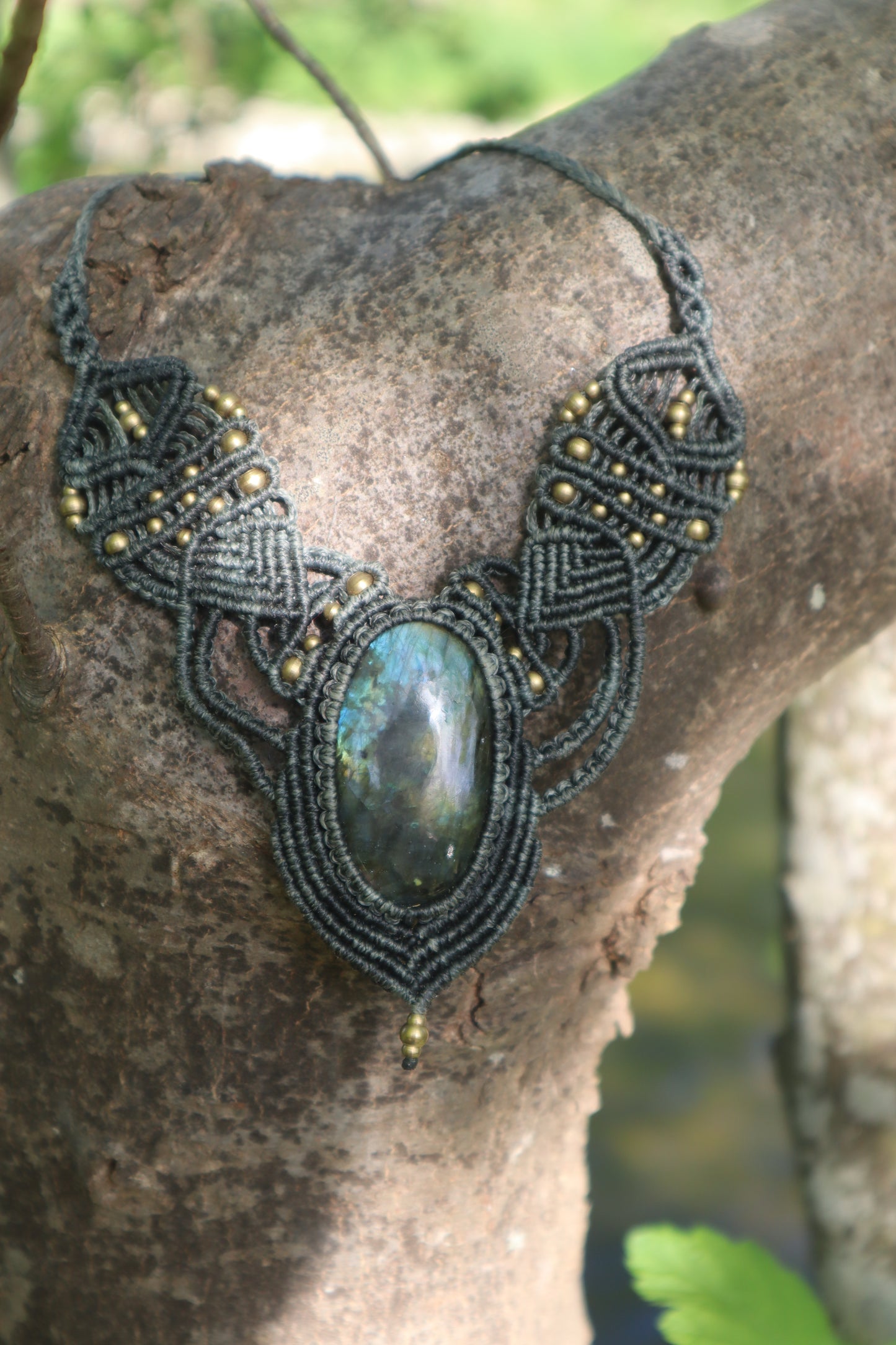 Graues Makramee Collier mit Labradorit