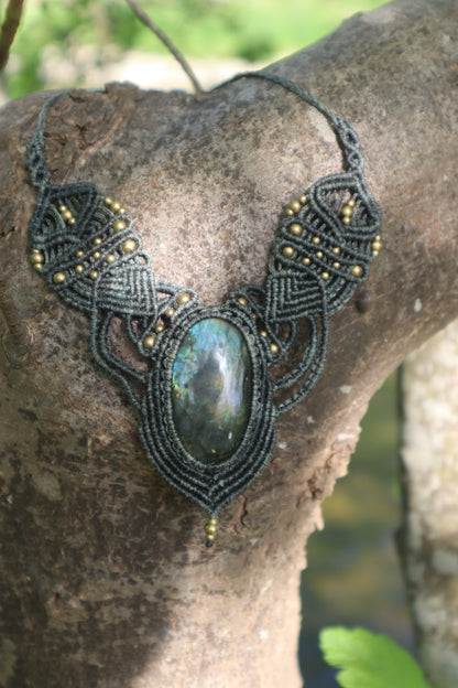 Graues Makramee Collier mit Labradorit