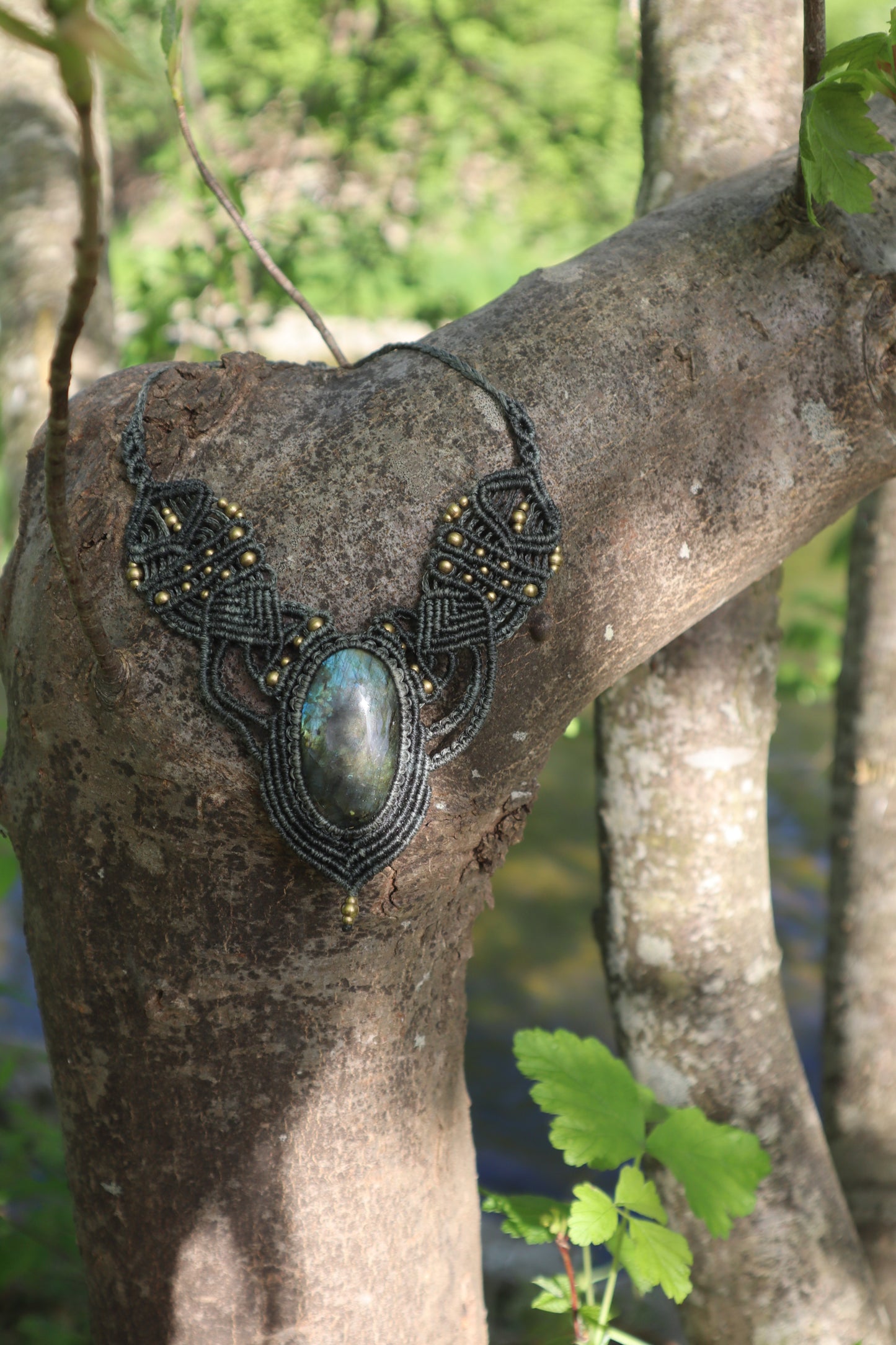 Graues Makramee Collier mit Labradorit