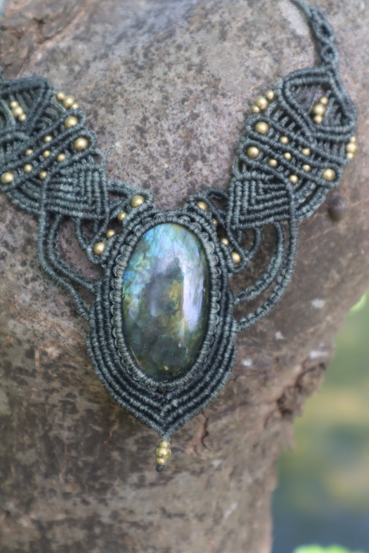 Graues Makramee Collier mit Labradorit