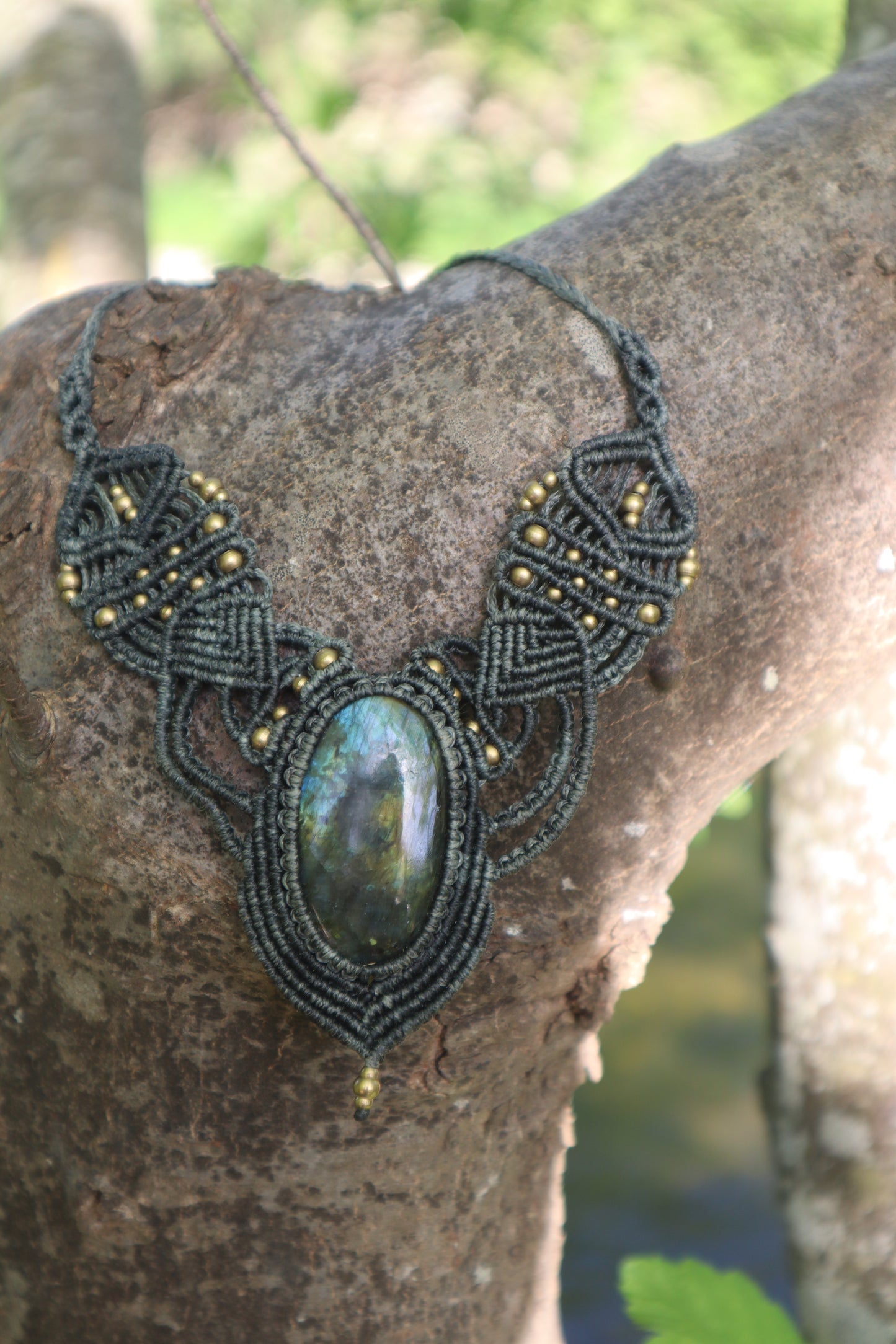 Graues Makramee Collier mit Labradorit