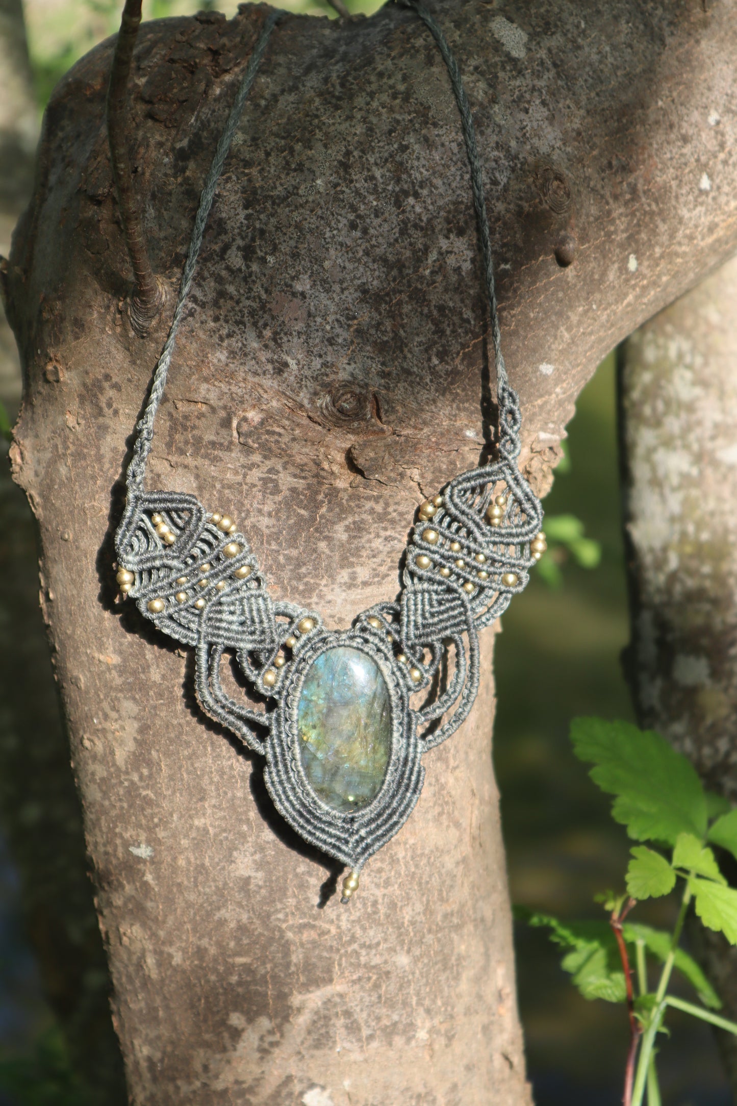Graues Makramee Collier mit Labradorit