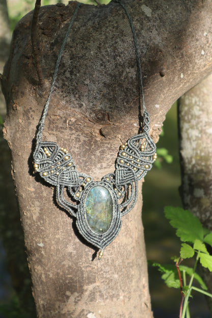Graues Makramee Collier mit Labradorit