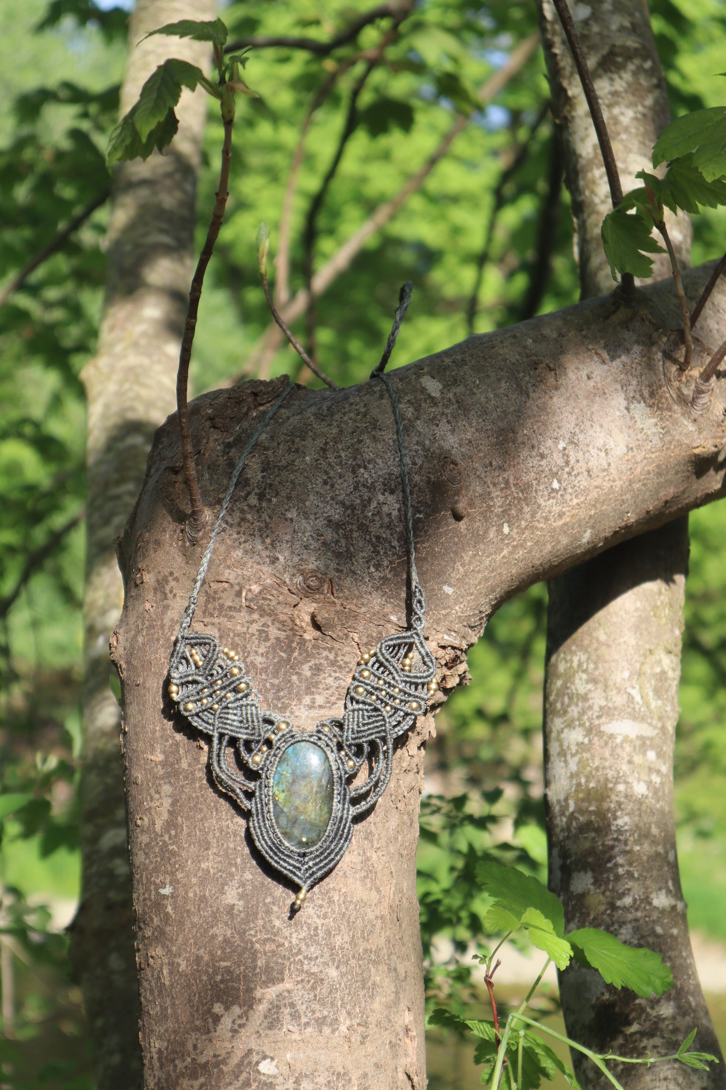 Graues Makramee Collier mit Labradorit