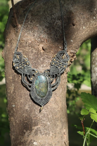 Graues Makramee Collier mit Labradorit