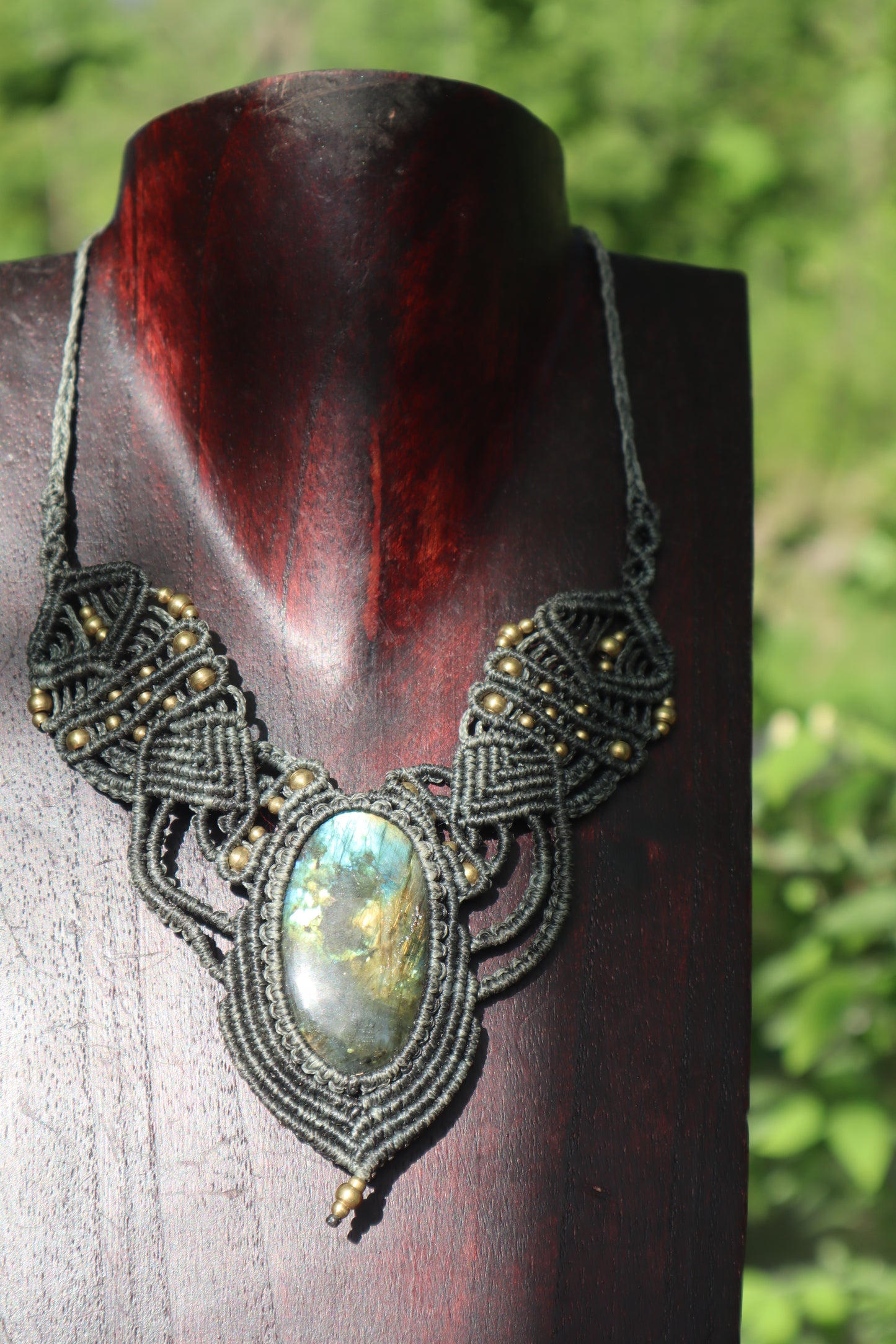 Graues Makramee Collier mit Labradorit