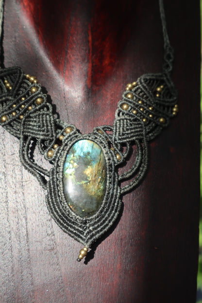 Graues Makramee Collier mit Labradorit