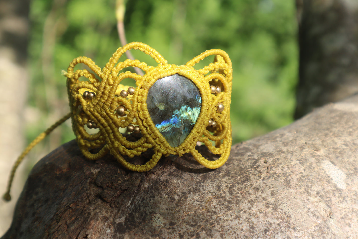 Gelbes mit Macramee Armband eingefasstem Labradorit