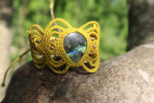 Gelbes mit Macramee Armband eingefasstem Labradorit